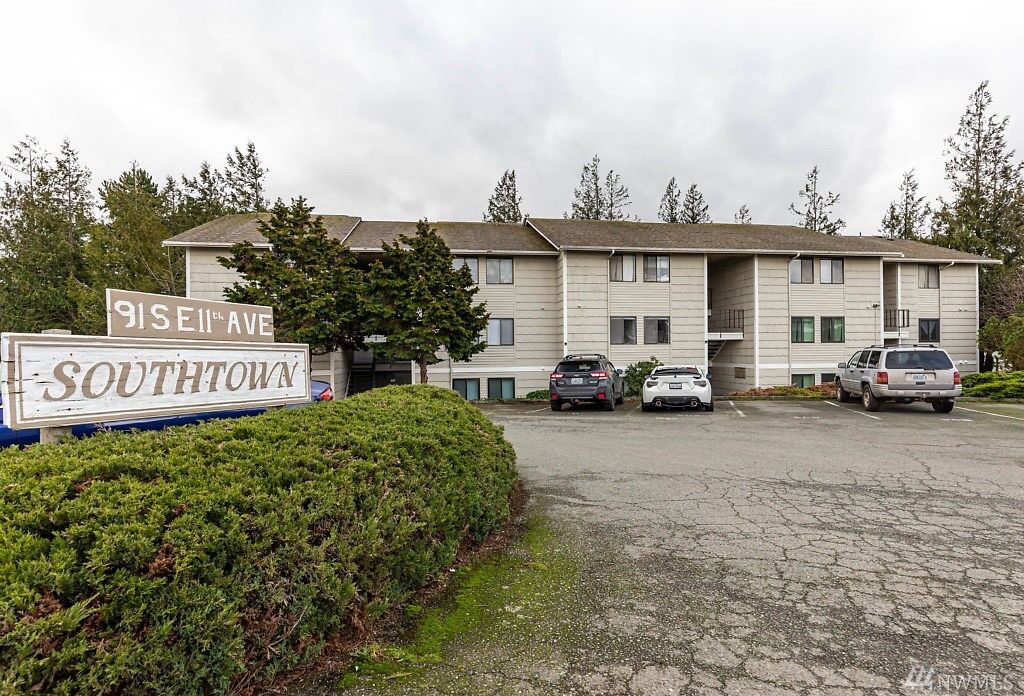 Property Photo:  91 SE 11th Avenue 203  WA 98277 