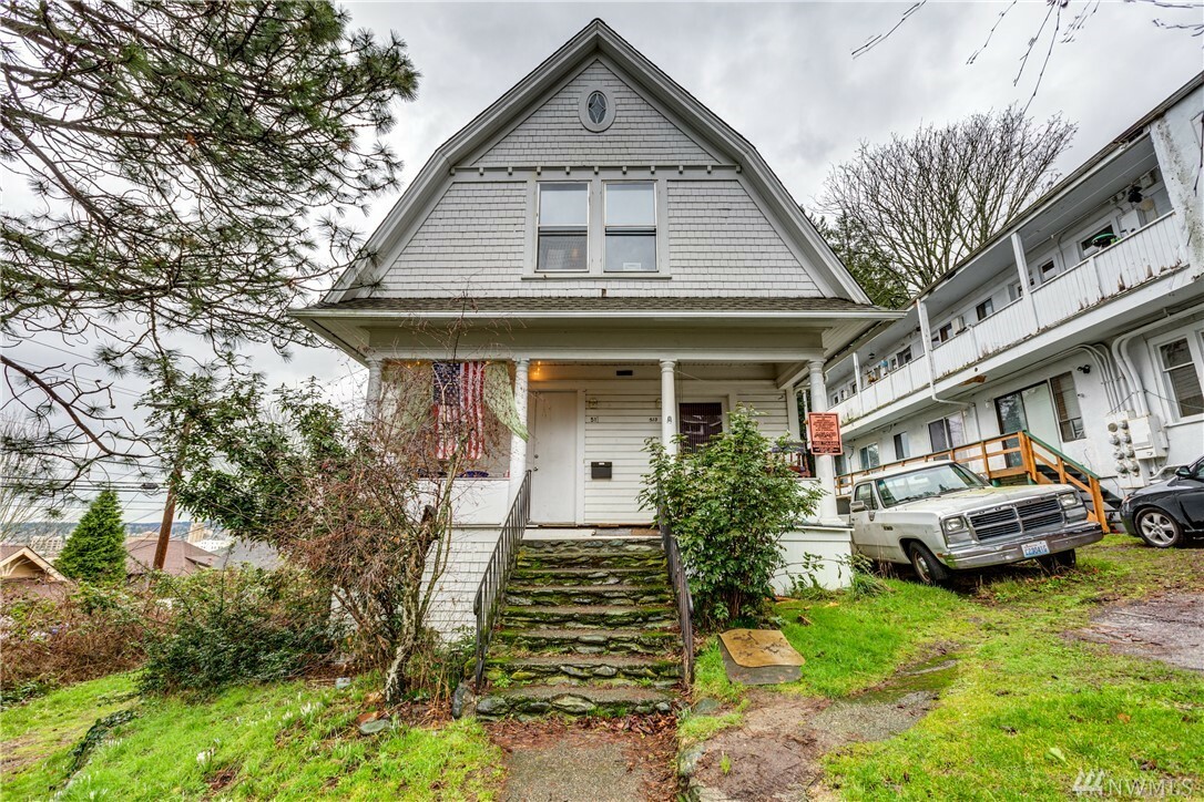 Property Photo:  513 E Myrtle St  WA 98205 