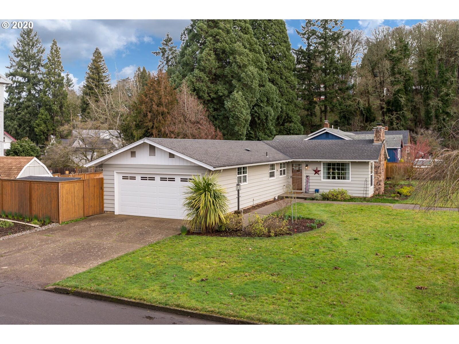 Property Photo: 505 E Main St OR 97381