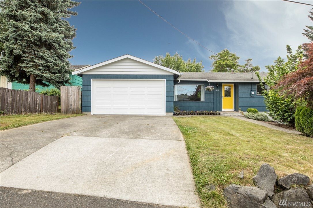 Property Photo:  12729 SE 171st Place  WA 98058 