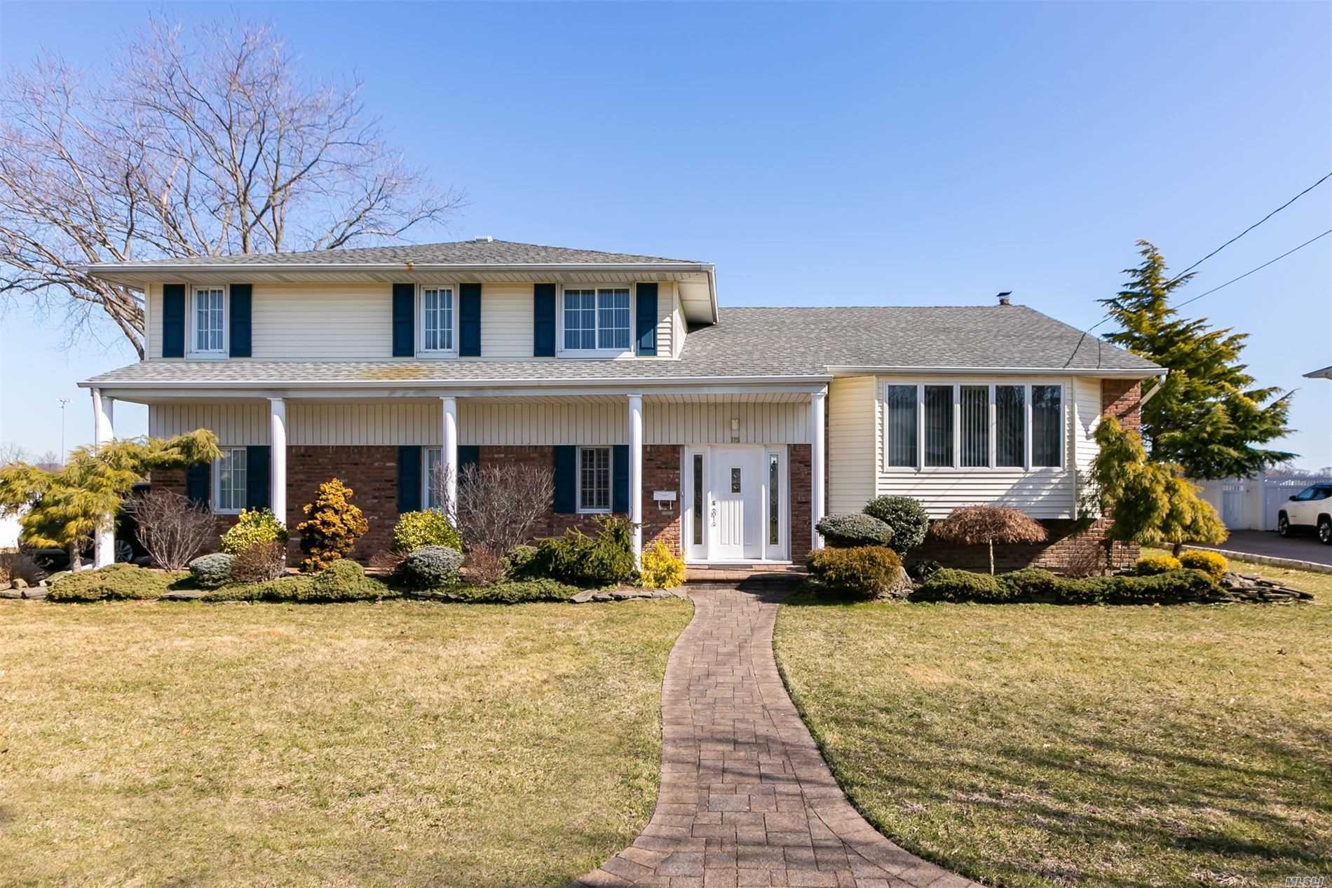 Property Photo:  115 Whitewood Drive  NY 11762 