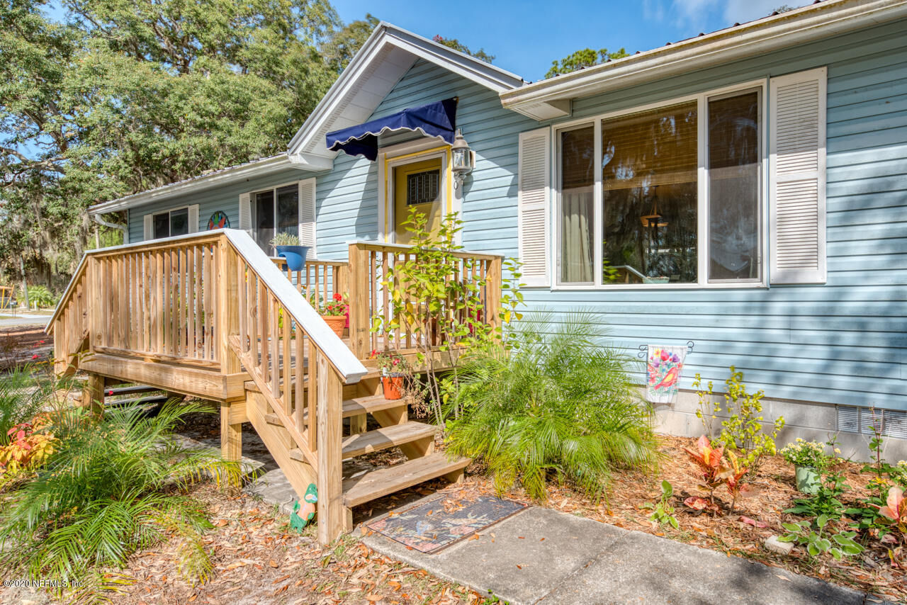 Property Photo: 220 Saratoga Drive FL 32189