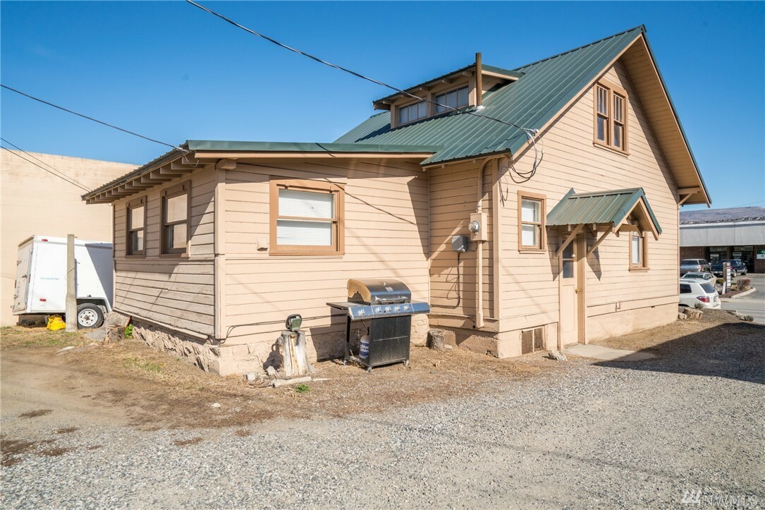 Property Photo:  408 N Mission St  WA 98801 