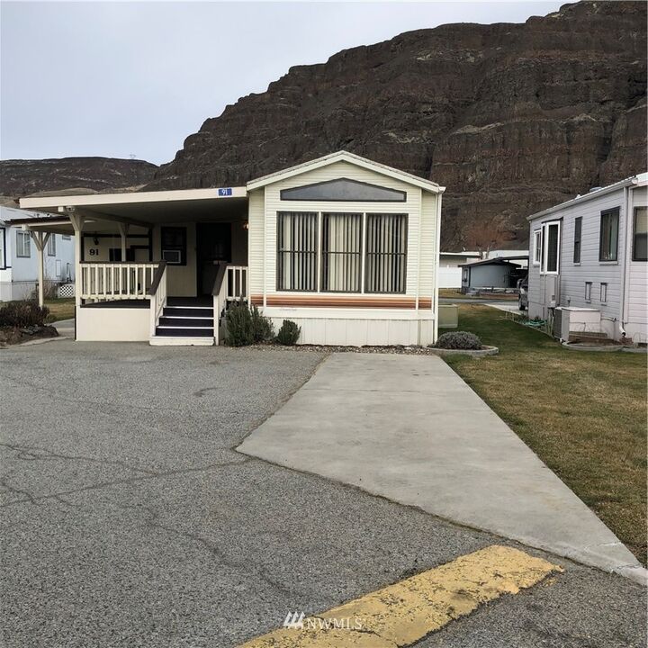 Property Photo: 8818 Crescent Bar Road NW 91 WA 98848