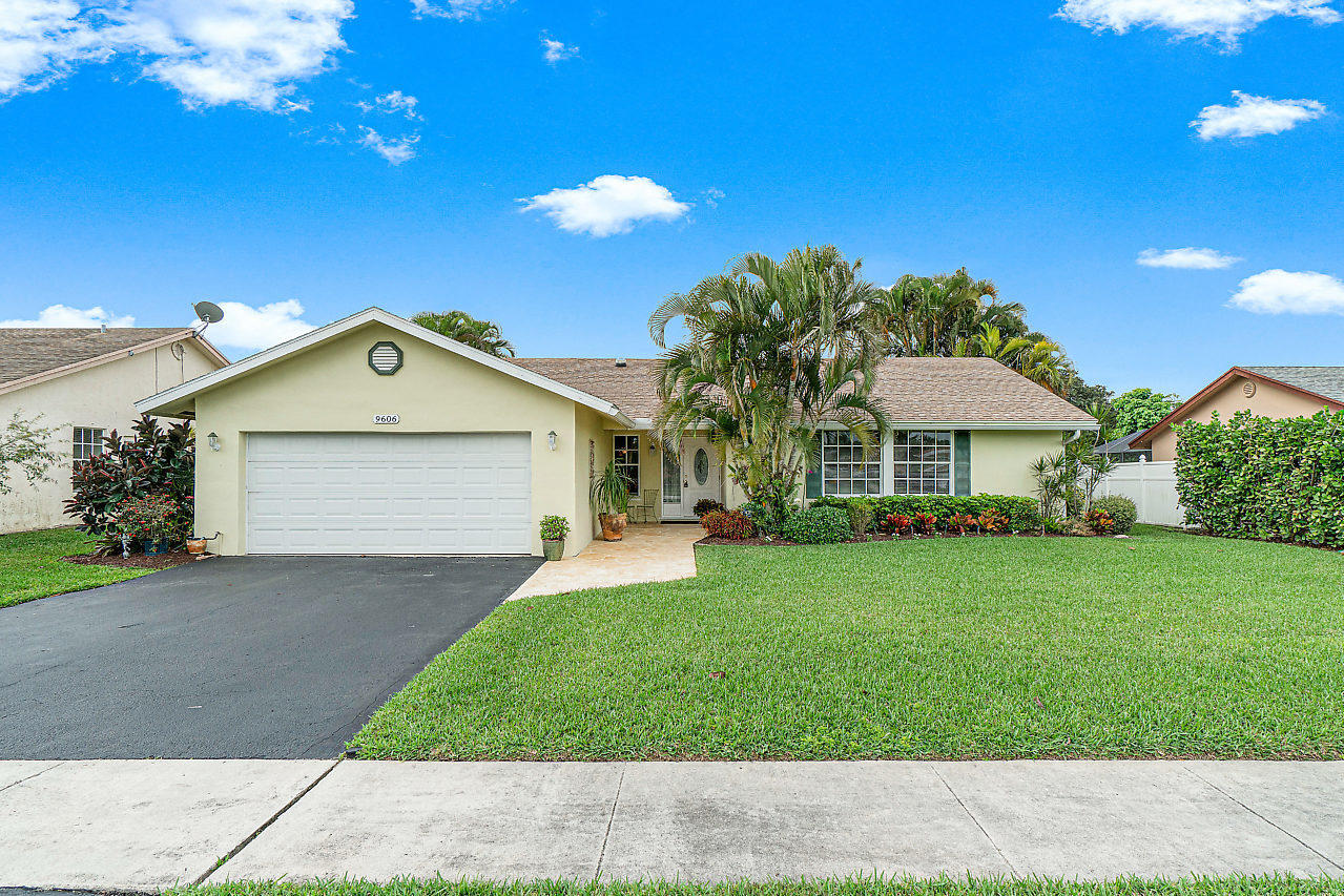 Property Photo: 9606 Richmond Circle FL 33434