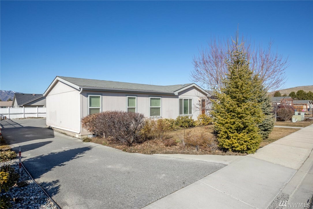 Property Photo:  516 Newport Plaza  WA 98802 