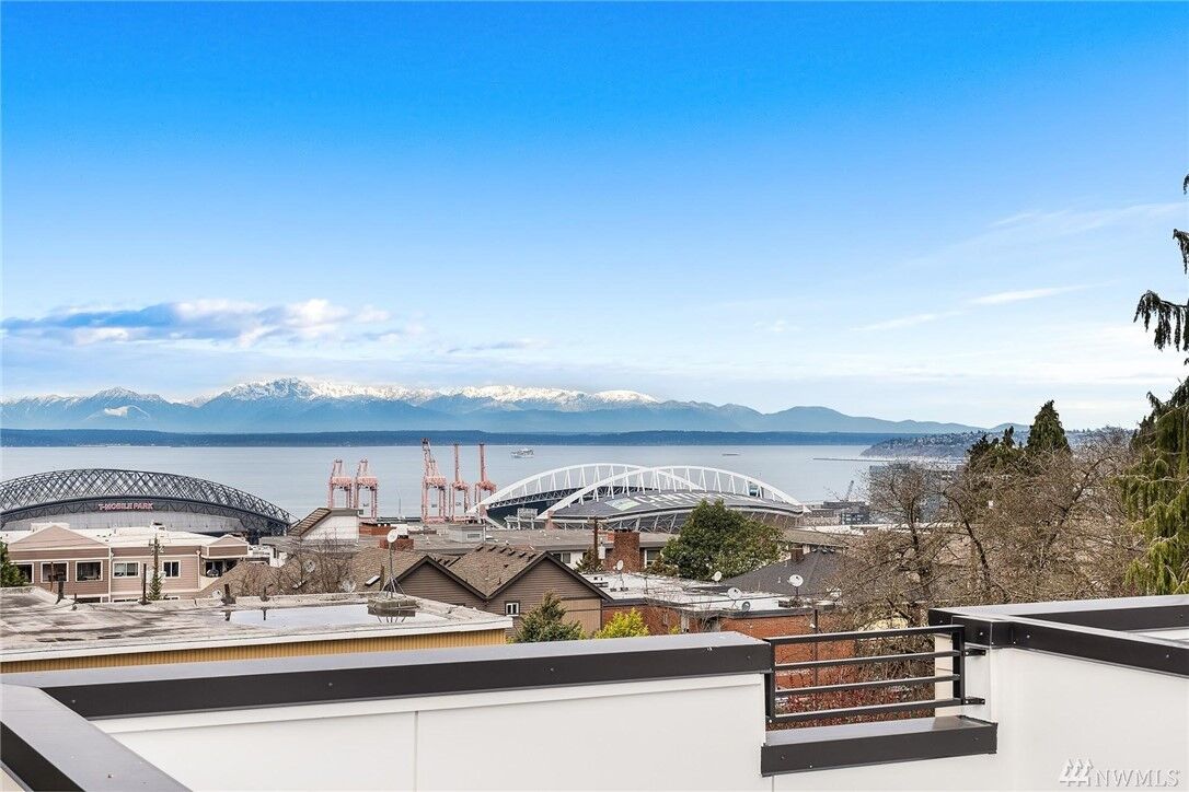 Property Photo: 1530 13th Ave S C WA 98144