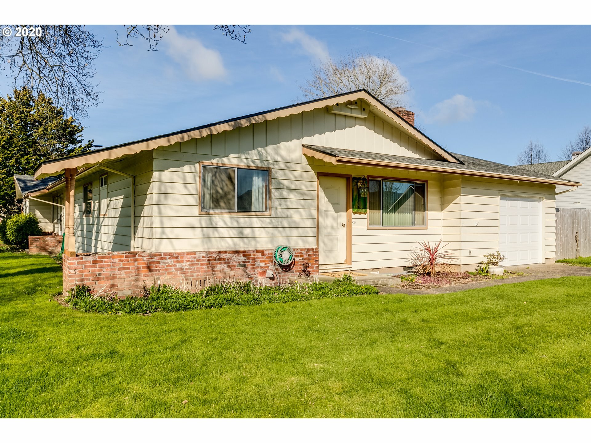 Property Photo: 1686 Best Ln OR 97401