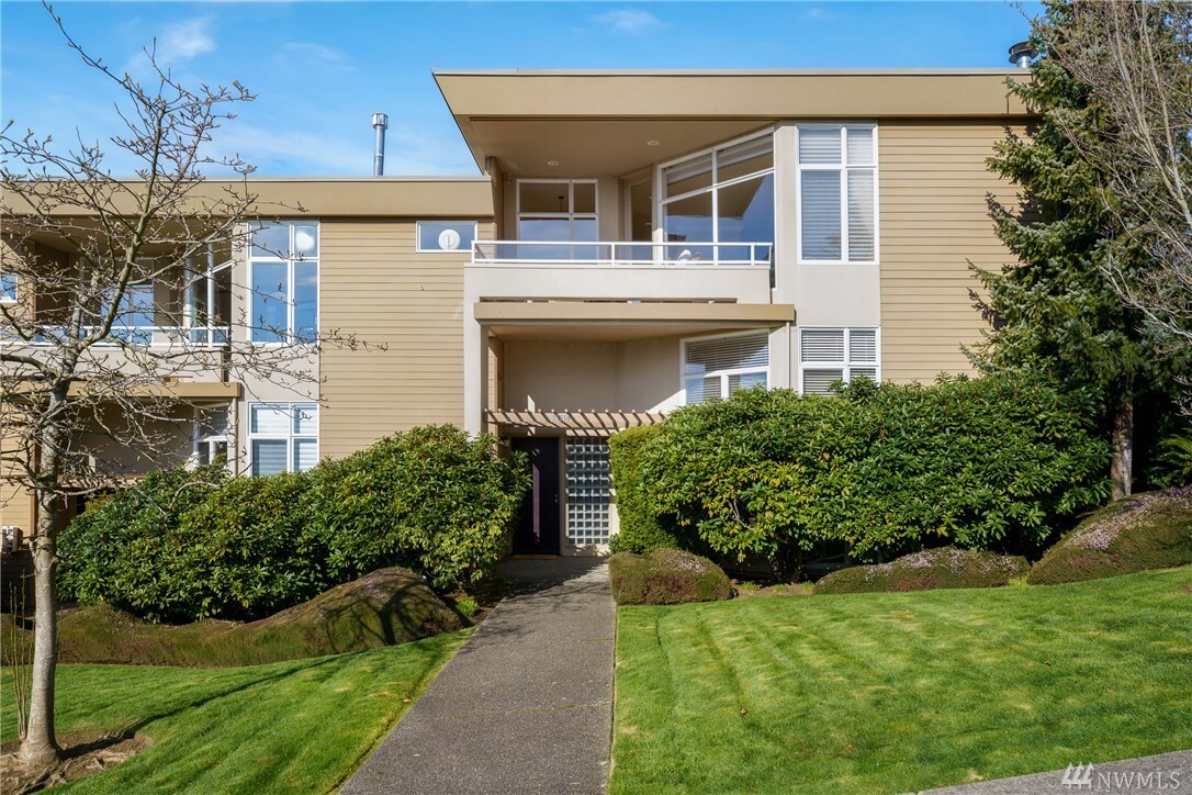 Property Photo:  10218 NE 62nd St  WA 98033 