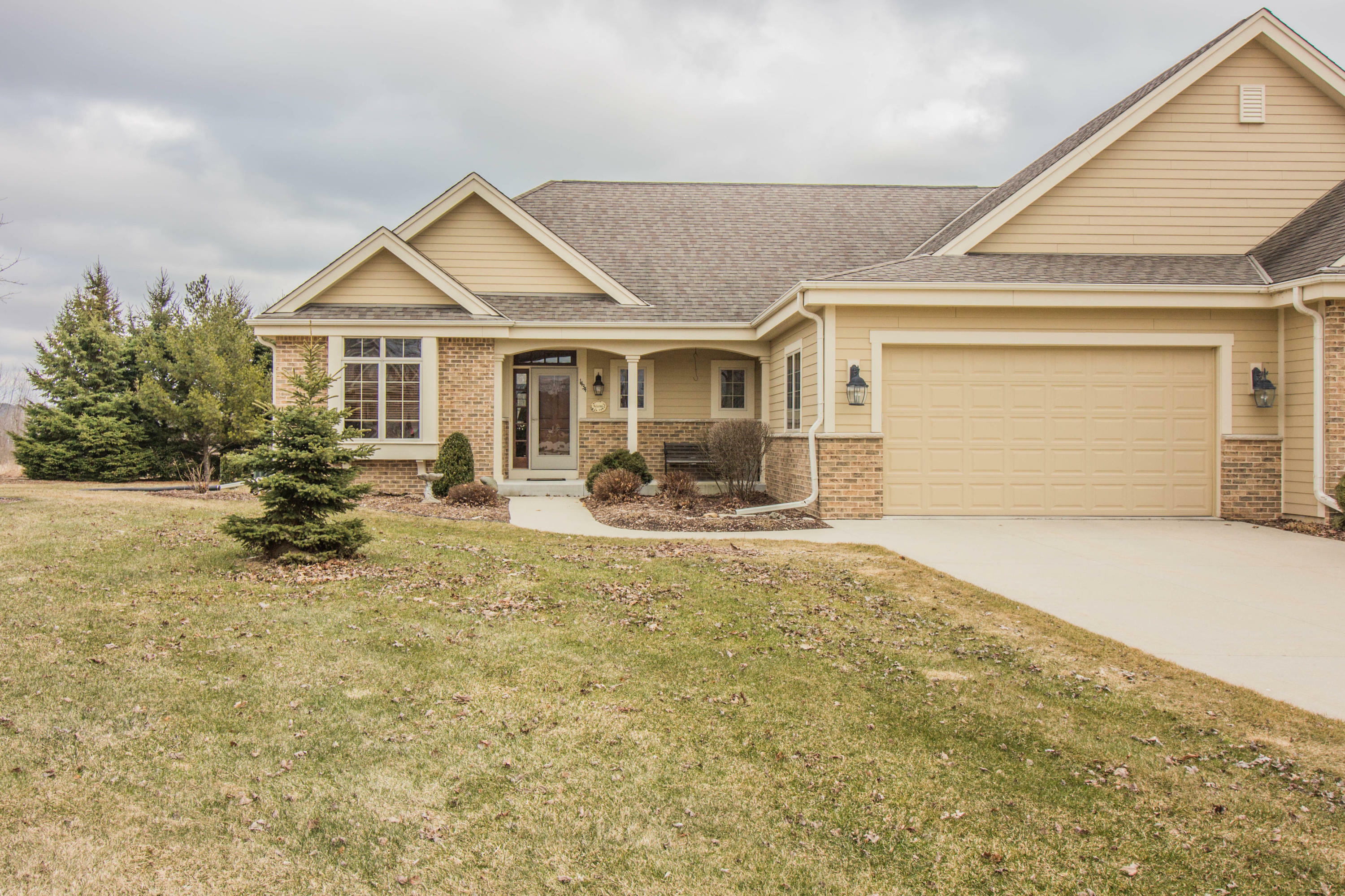 Property Photo:  1434 Red Oak Dr  WI 53027 