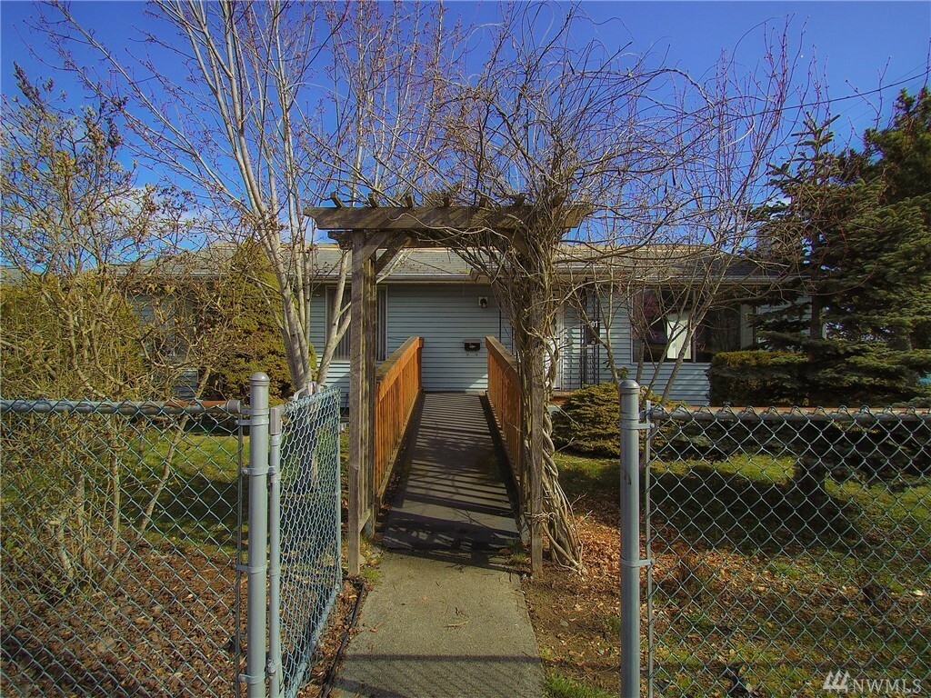 Property Photo:  501 W 10th St  WA 98362 