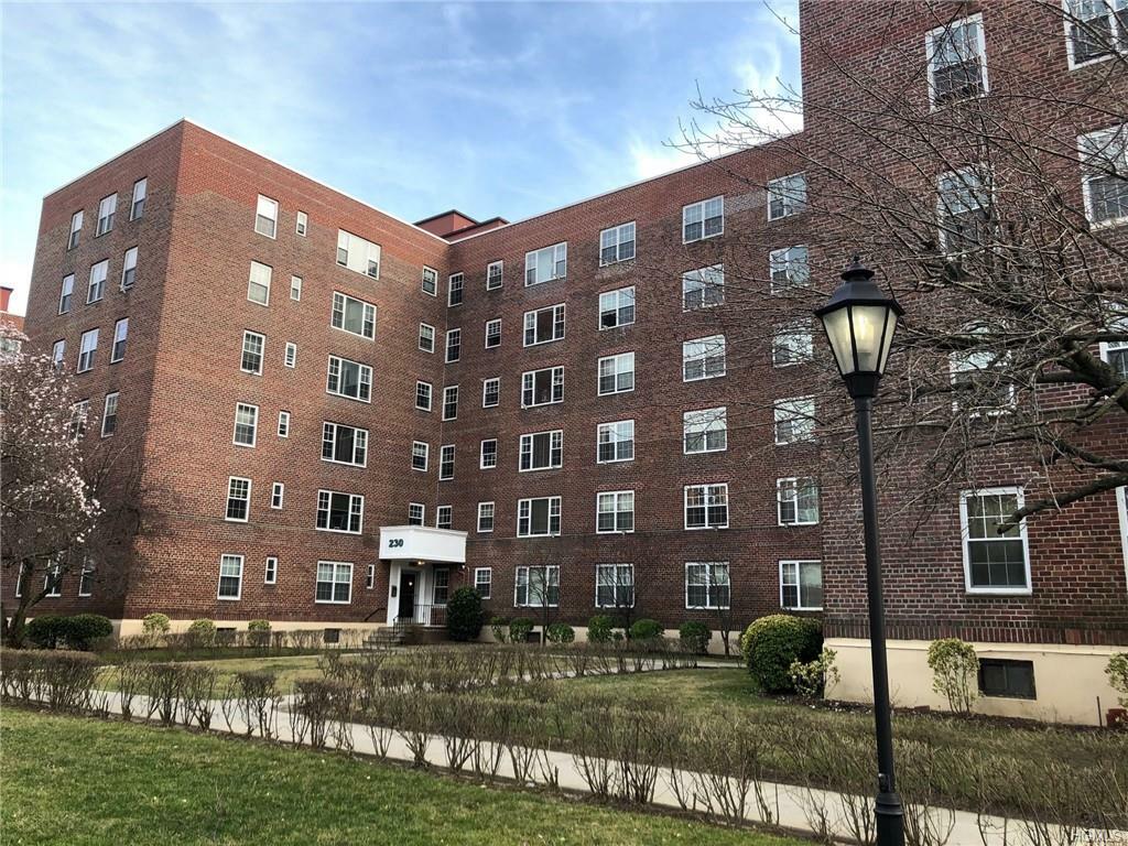 Property Photo:  230 Pelham Road Apt. 4J  NY 10805 