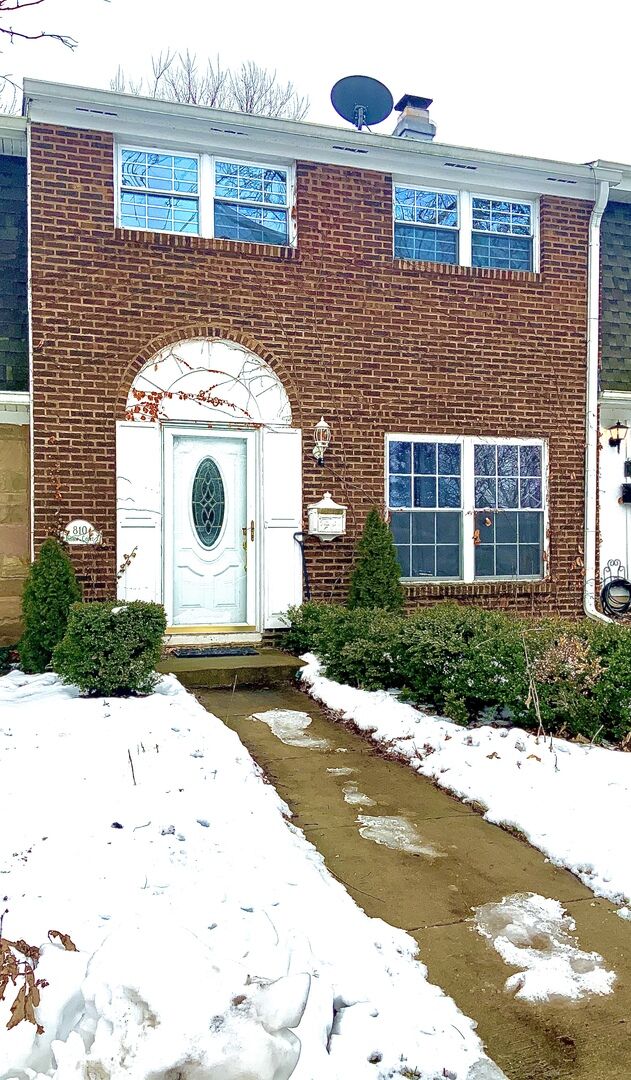 Property Photo:  810 Bishop Court  IL 60194 
