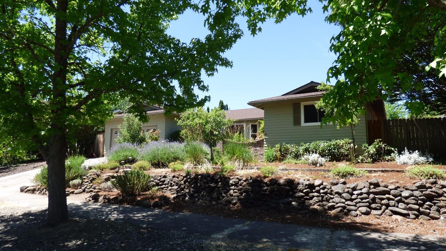 Property Photo: 1222 La Loma Drive OR 97501