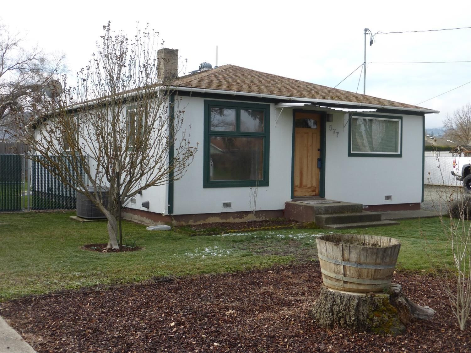 Property Photo: 577 Diamond Street OR 97501