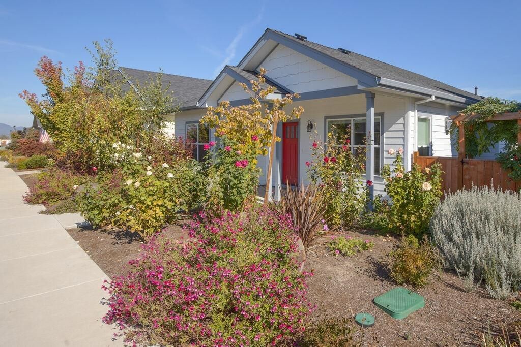 Property Photo: 1412 N Haskell Street OR 97502