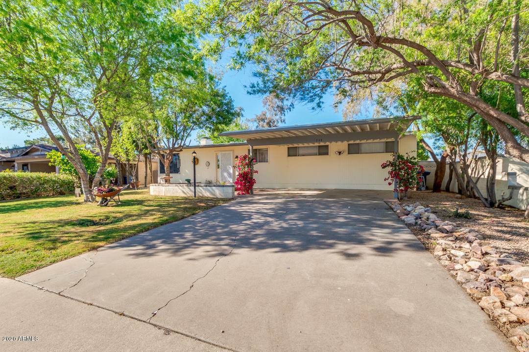 Property Photo: 1044 E Alameda Drive AZ 85282