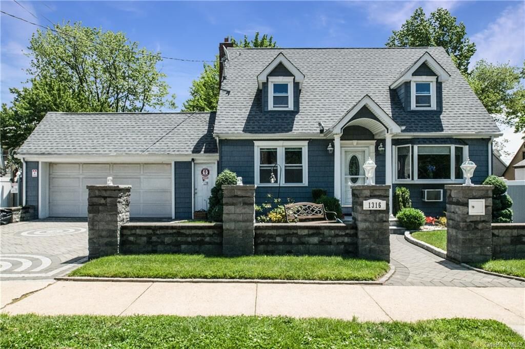 Property Photo:  1316 Kearney Avenue  NY 10465 