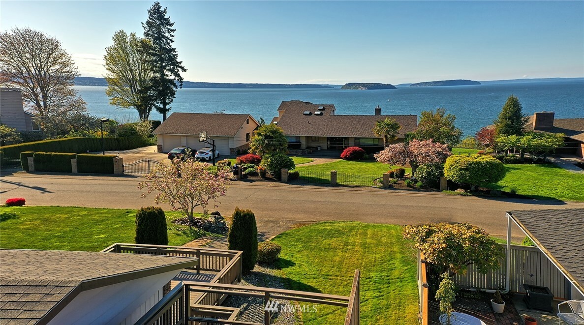 Property Photo:  1025 N Park Drive  WA 98203 