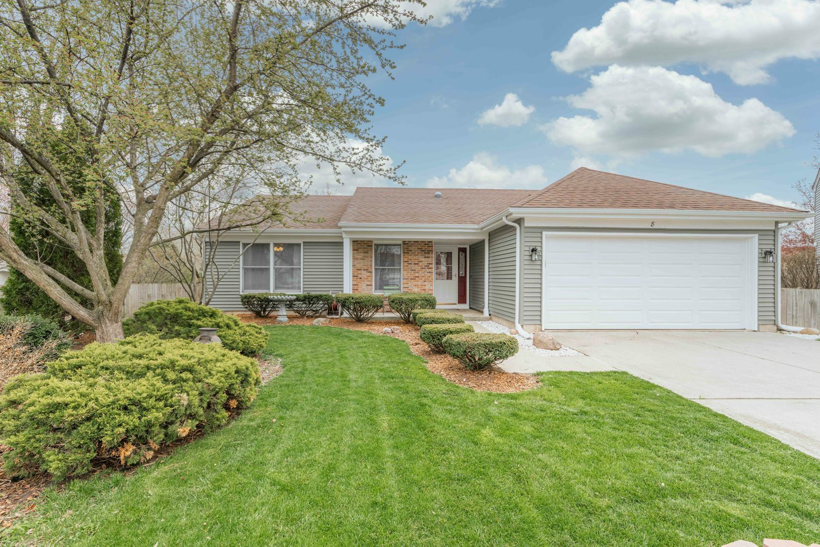 Property Photo:  8 Hunter Court  IL 60538 