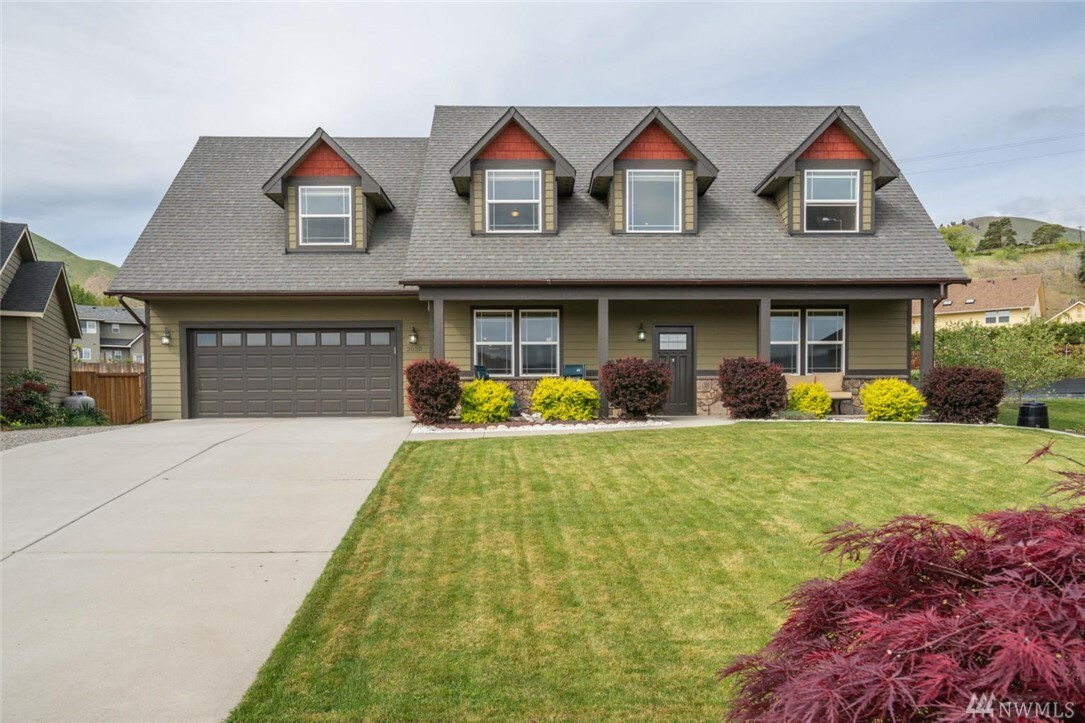 Property Photo: 2030 Woodridge St WA 98801