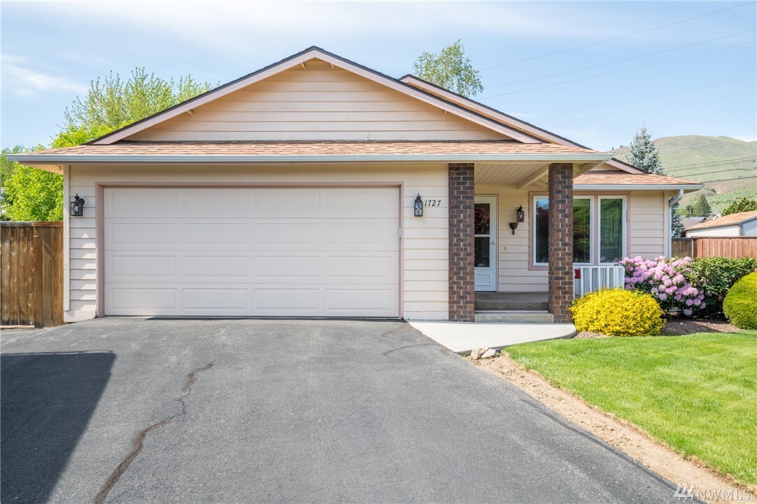 Property Photo: 1727 Bluegrass Lane WA 98801