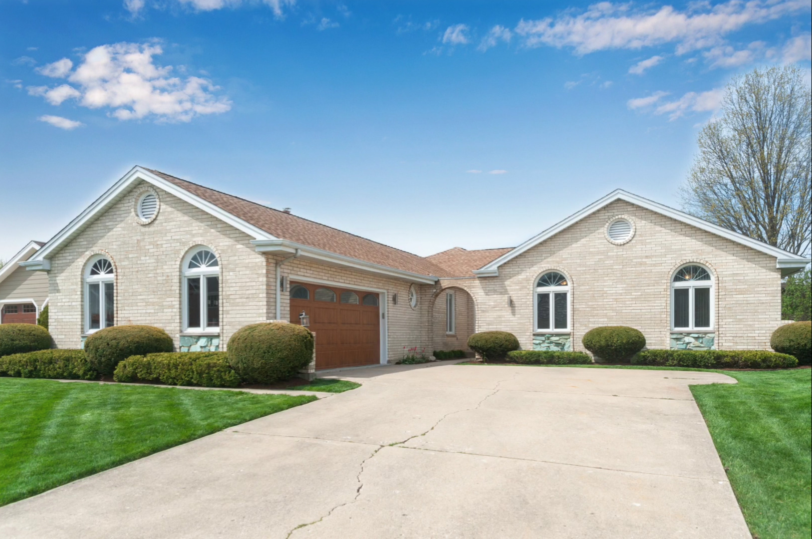 Property Photo:  1302 East Brookwood Drive  IL 60004 