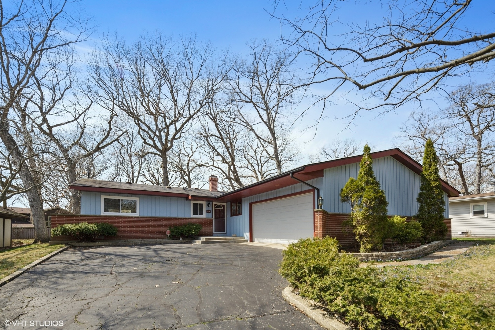 Property Photo:  1280 Banbury Road  IL 60060 