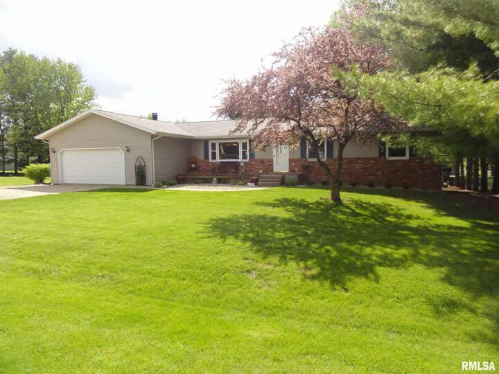 12 Summerset  Mackinaw IL 61755 photo