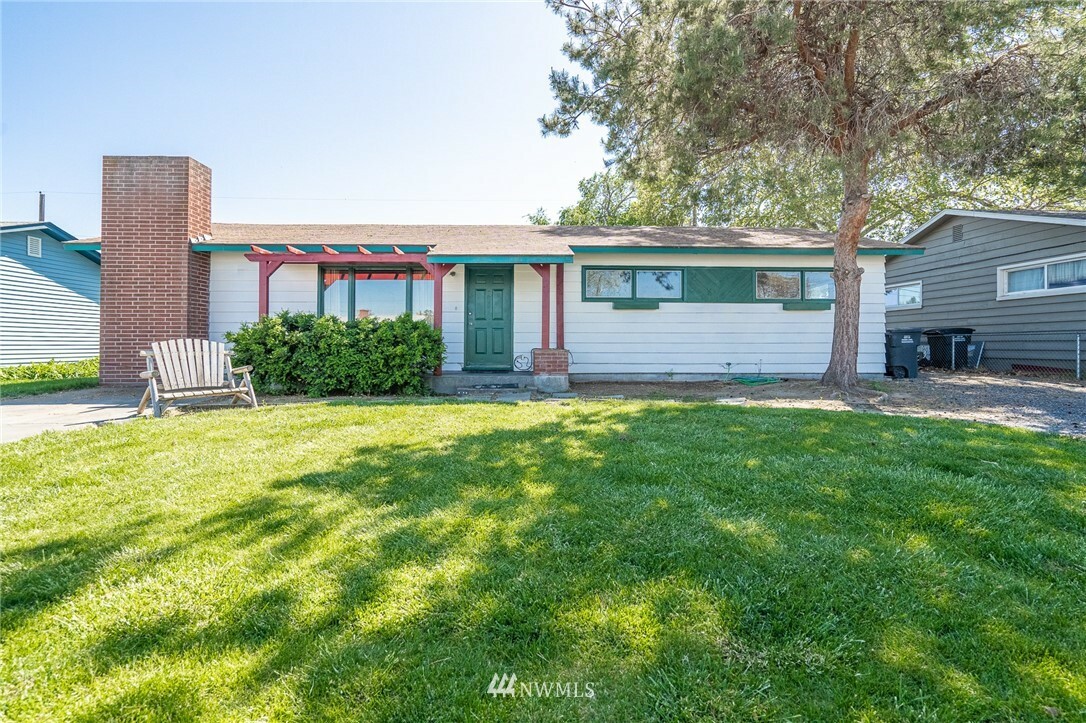 Property Photo:  714 S Catalpa Street  WA 98837 