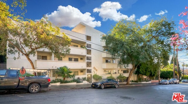 Property Photo:  960 Larrabee St 304  CA 90069 