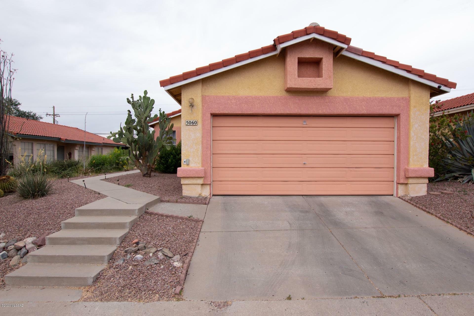 Property Photo:  5060 W Kingbird Street  AZ 85742 