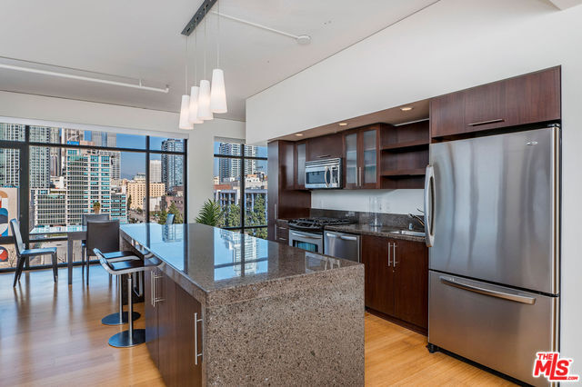 Property Photo:  1111 S Grand Ave 909  CA 90015 