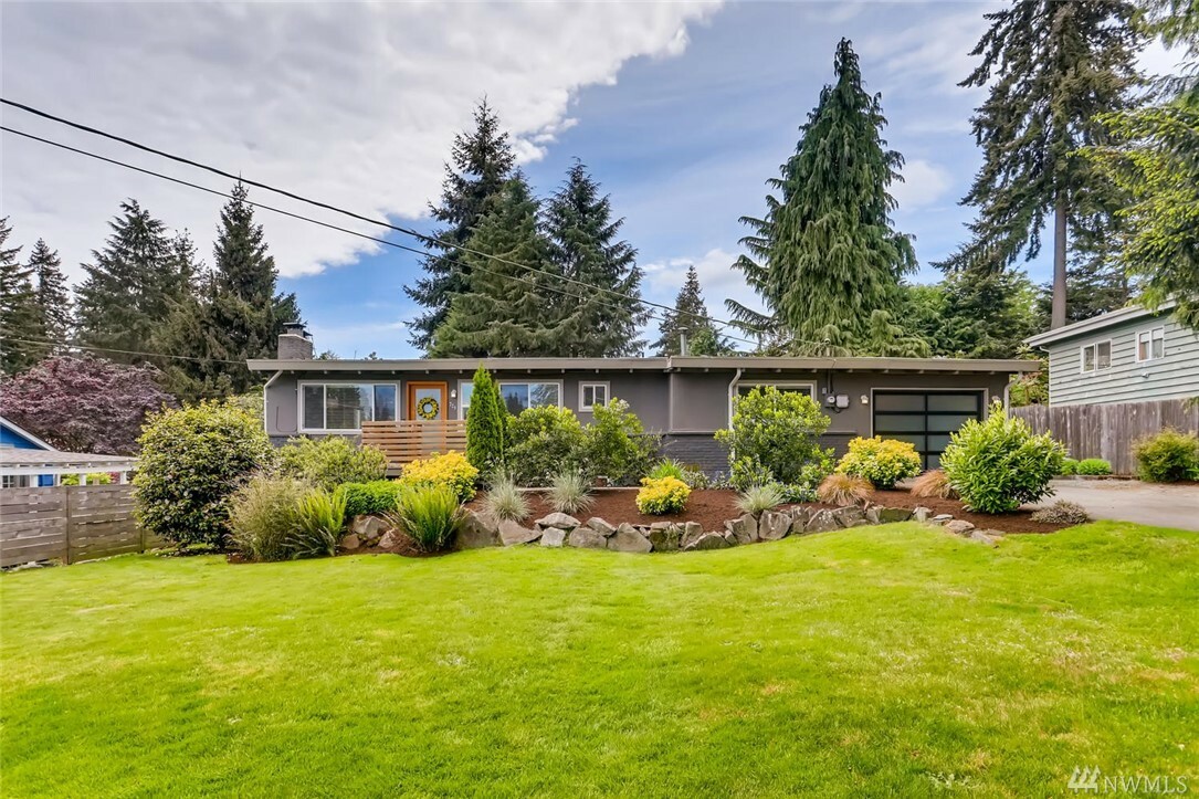 Property Photo: 729 N 202nd St WA 98133