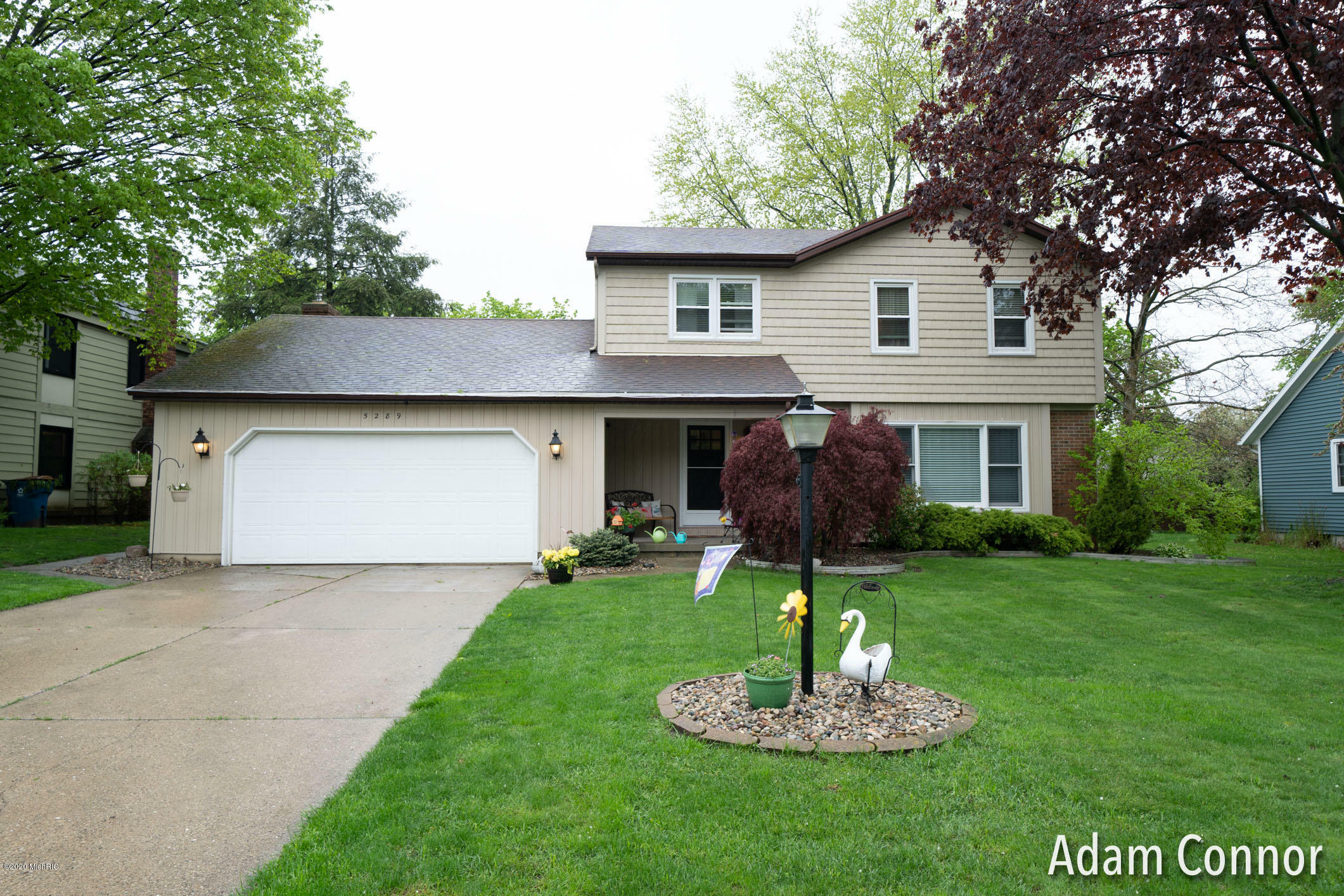 Property Photo:  5289 Londonderry Dr SE  MI 49508 