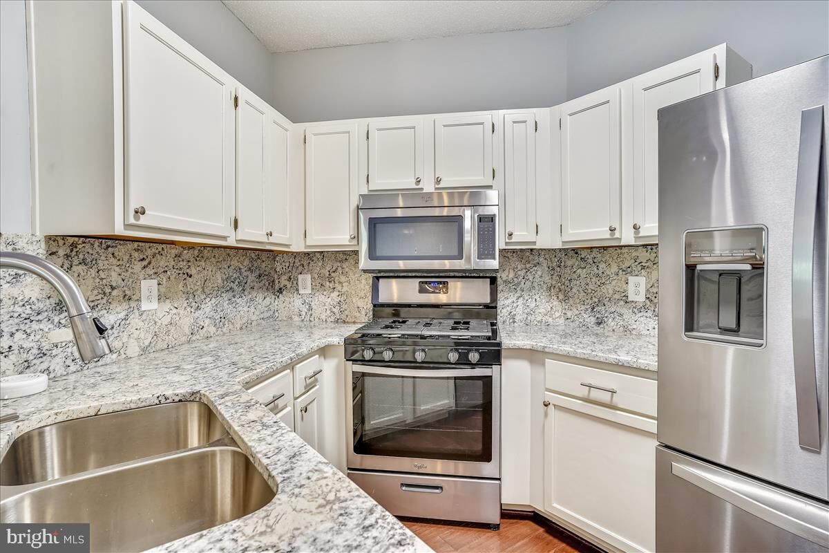 Property Photo: 14309 Climbing Rose Way 204 VA 20121