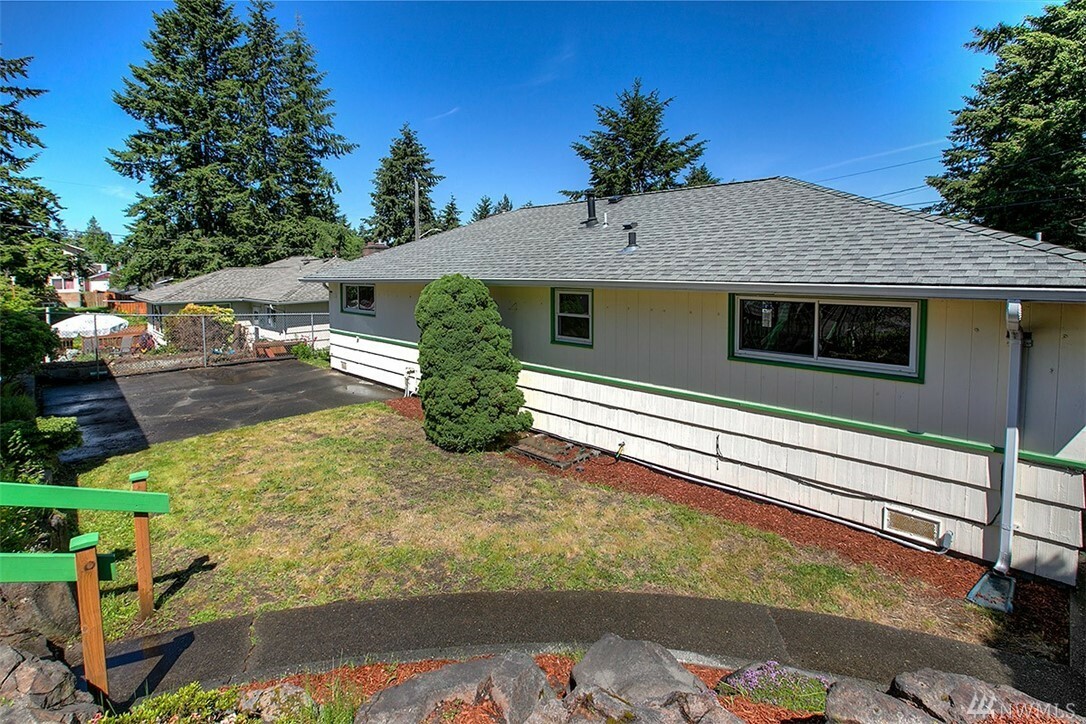 Property Photo:  1017 SW 158th St  WA 98166 