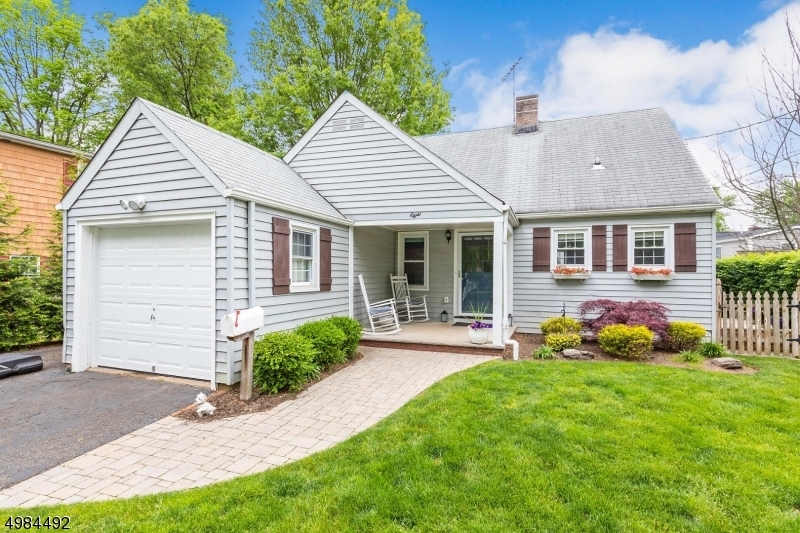 Property Photo:  8 Oneida Pl  NJ 07016 