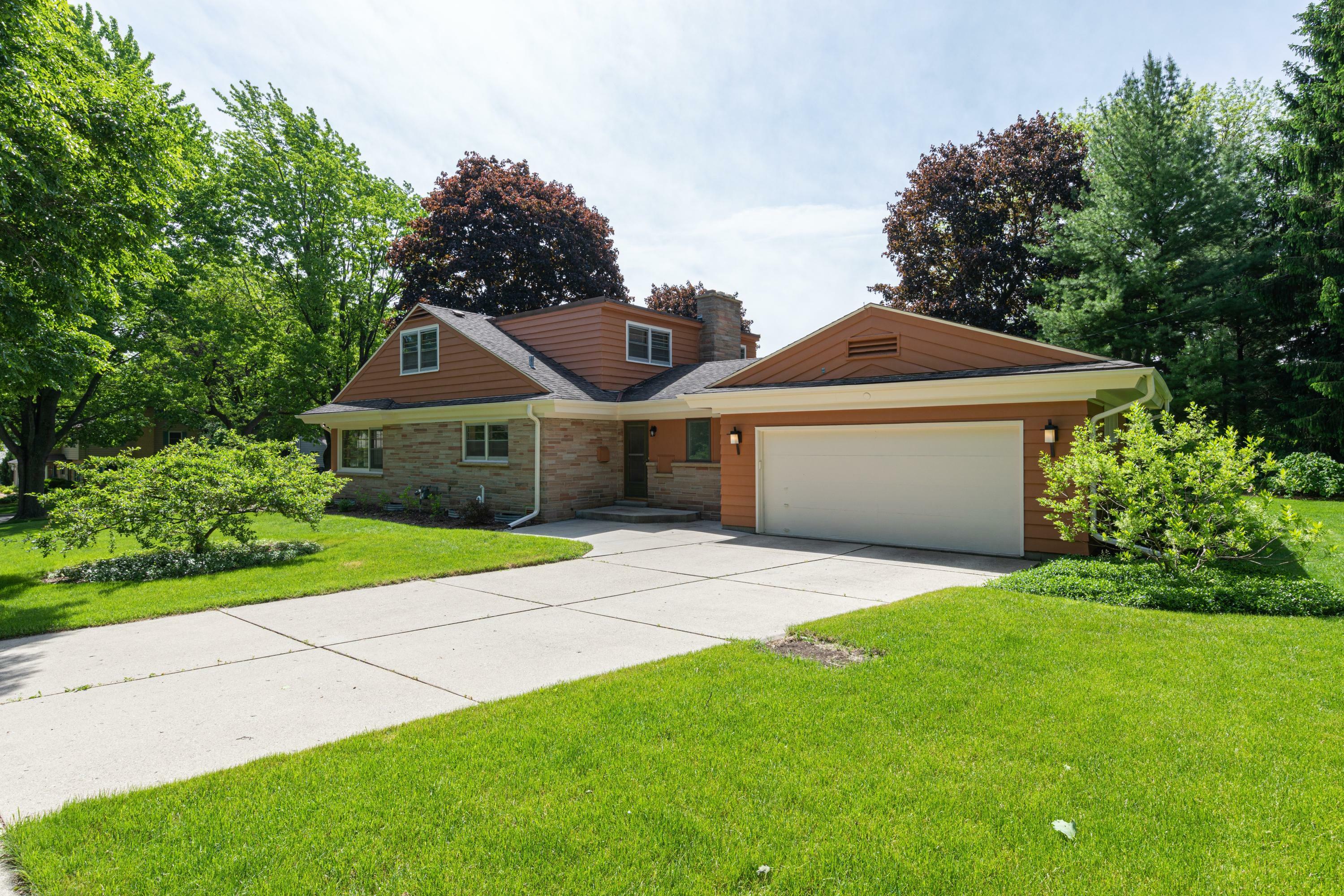 Property Photo:  702 S Silverbrook Dr  WI 53095 