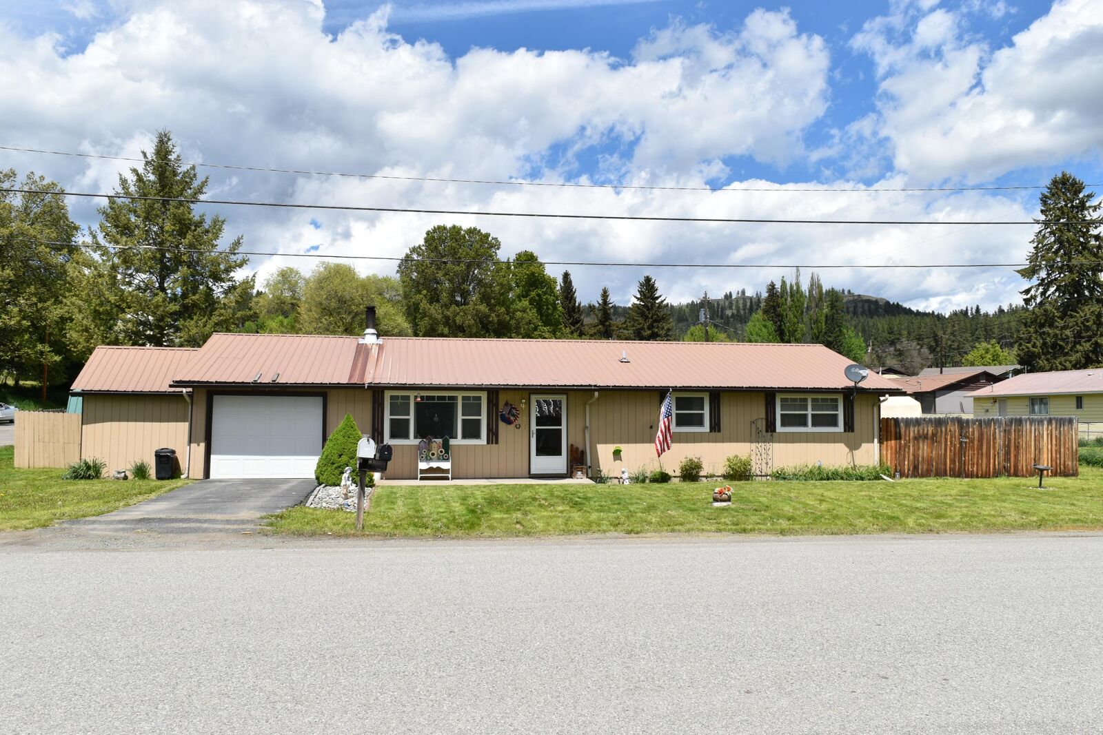 Property Photo:  424 E 6th St  WA 99166 