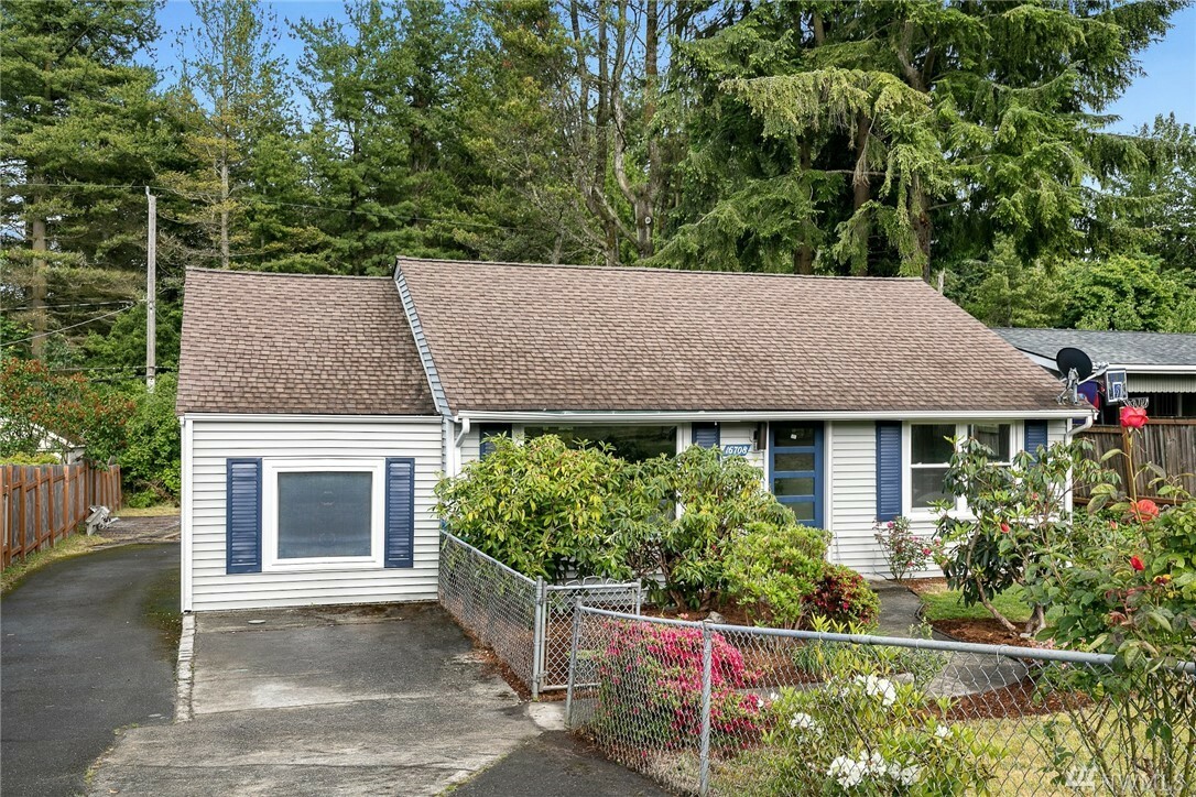 Property Photo:  16708 8th Ave NE  WA 98155 