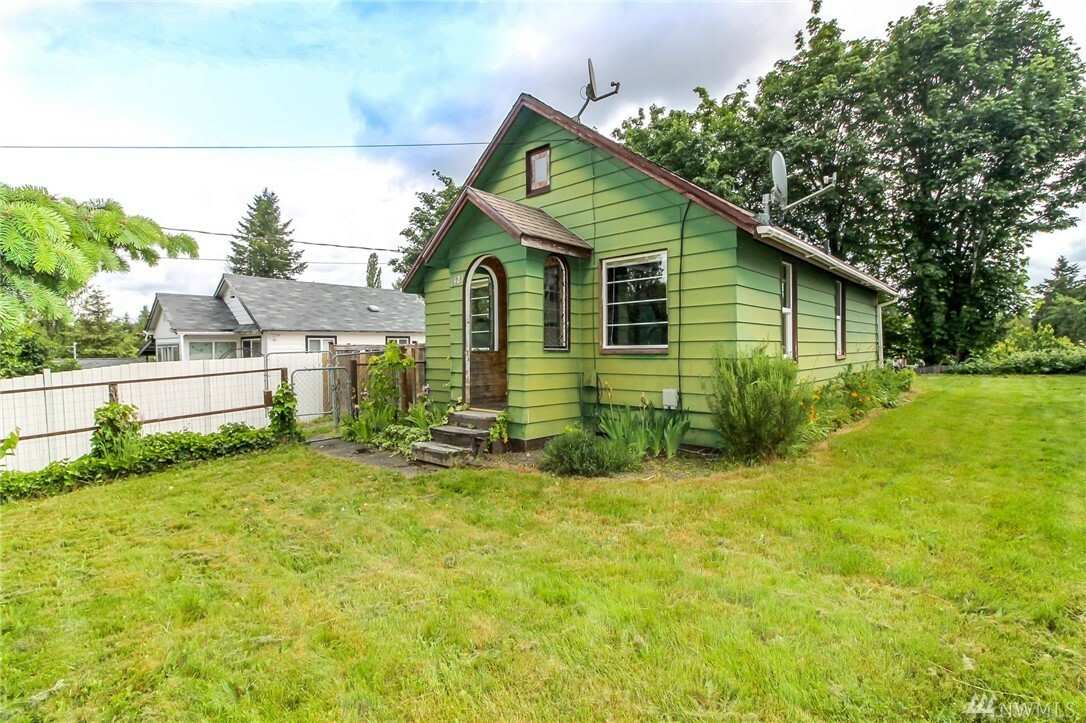 Property Photo:  1423 Flower Ave  WA 98366 