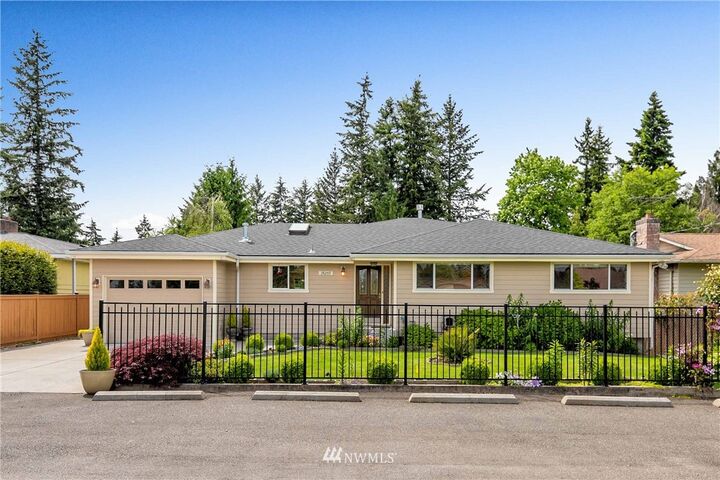 Property Photo:  19257  Ashworth Avenue N  WA 98133 