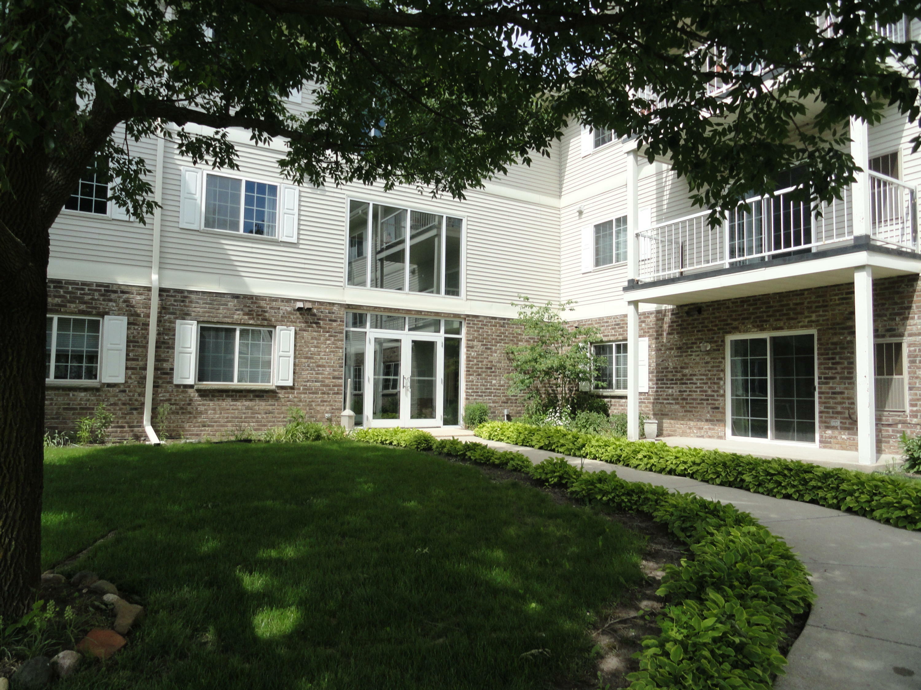Property Photo: 140 W Commerce Blvd 212 WI 53086