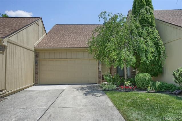 Property Photo:  2403 Rochelle Park Drive  MI 48309 