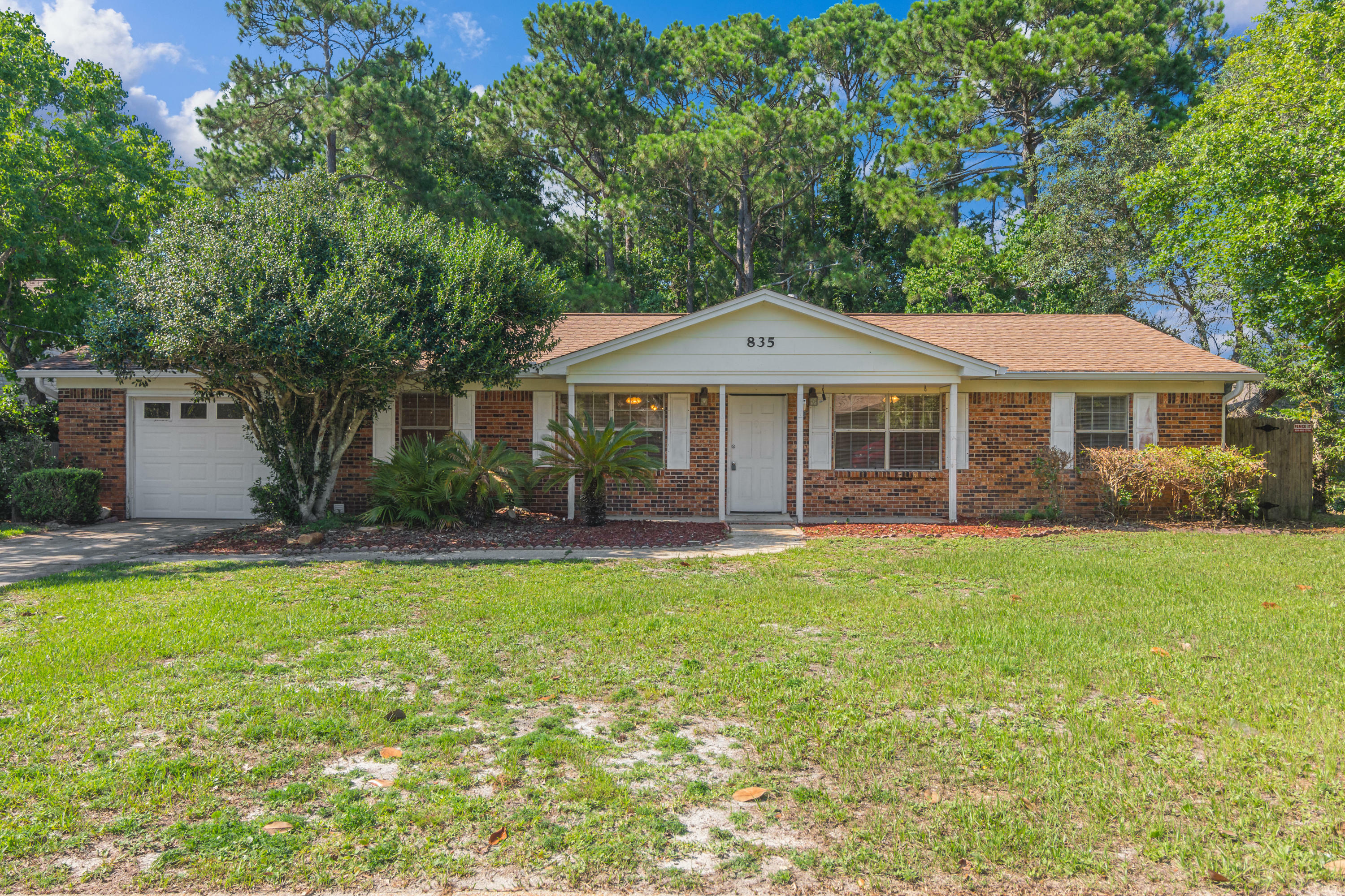 Property Photo:  835 Blvd De L'Orleans  FL 32569 