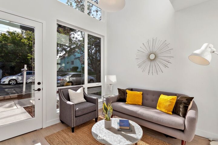 Property Photo:  102  25th Avenue  WA 98122 