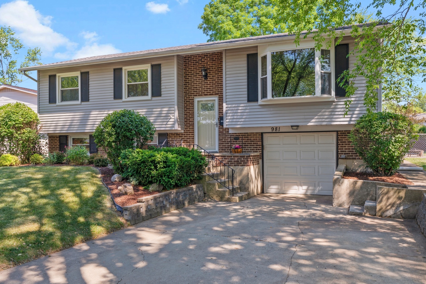 Property Photo:  981 Glenside Court  IL 60133 