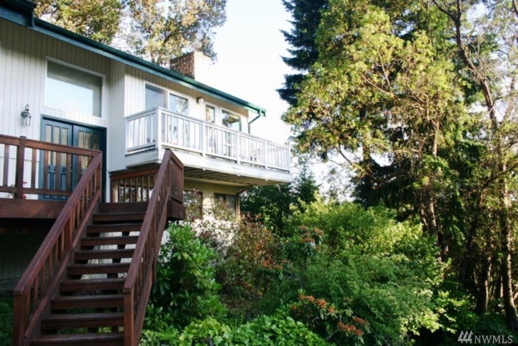 Property Photo: 5114 Somerset Dr SE WA 98006