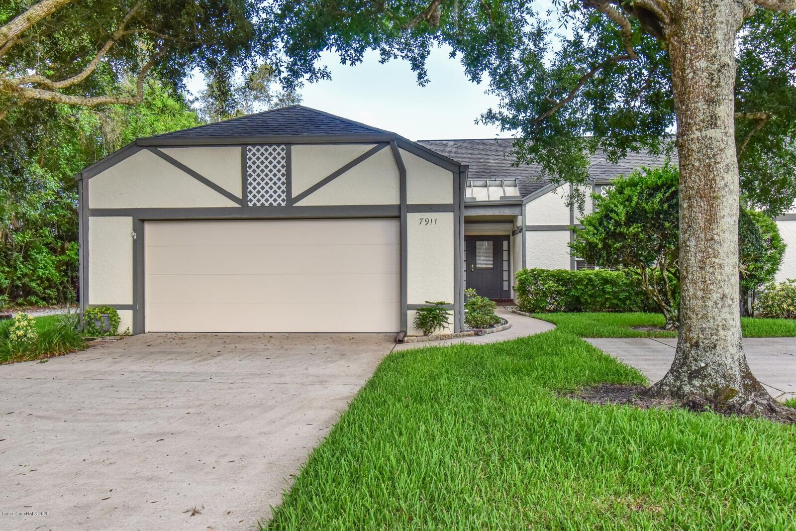 Property Photo: 7911 Cambridge Manor FL 32966